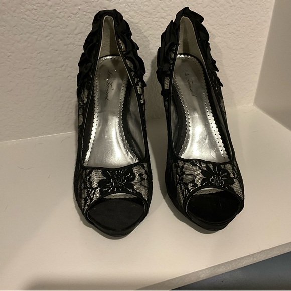 Sexy Black Lace and Ruffle Heels, Sz 9.5 - Picture 5 of 7